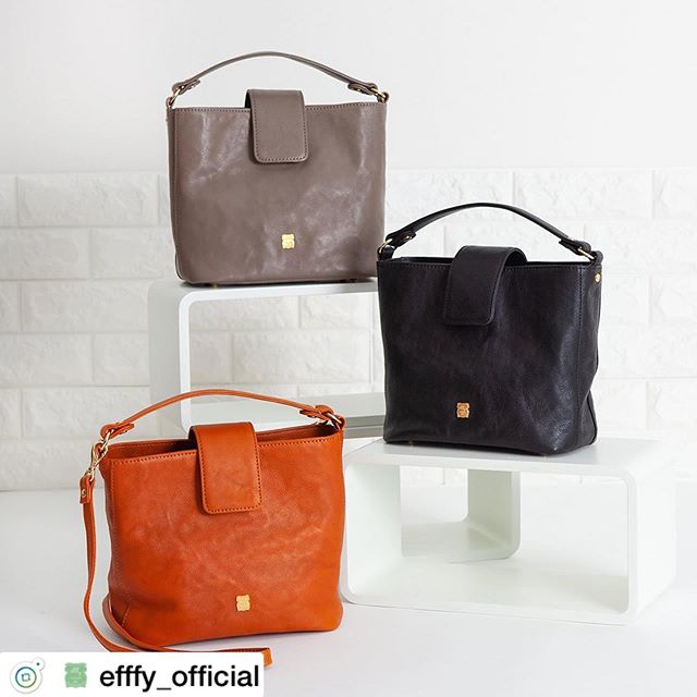 秋冬　NEW ITEM.2WAYハンドバッグVJ3-08  BK/GBE/RE/CAM ¥15,000＋TAXきちんと美しい大人のスクエア。佇まいが美しいバッグを作りました。素材は日本製ヌメオイルシュリンク牛革でオイルを含んだ革はしなやかで独特な風合いをもつハイクオリティ素材です。たっぷりのマチ幅で雑誌やタブレットもスッポリ。通勤もデートも買い物もこれひとつで充実しそう！！ . .#efffy#エフィー#Wallet#ウォレット#革小物#財布#バッグ#ItalianMaterial#Pochette#ポシェット#ロングウォレット#二つ折り財布#ボックス型コイン財布#カラフル小物#春色財布#牛革財布#春夏新作革小物#2waybag#ホワイトリュックサック#牛革リュックサック#夏コーデ#牛革スムース素材#2wayボストンバッグ