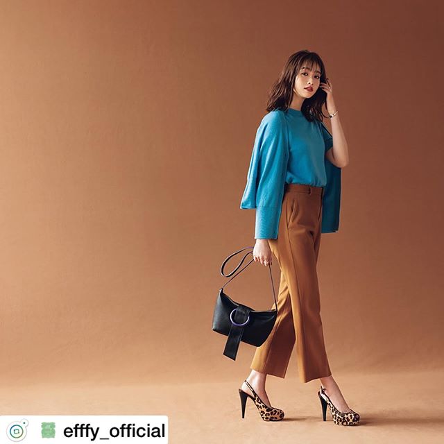 . 2019 Autumn ＆ Winter Collection .ショルダーバッグ.NS3-15  BK/GBE/RE ¥19,000＋TAX .主役になれるショルダーバッグ。 .秋冬のコーディネイトをぐんと引き立ててくれるショルダーバッグ。細いショルダーベルトが美しく、どこかレトロな雰囲気が今とても新鮮。素材は日本製にこだわったシュリンク牛革。やわらかくて、キズも目立たないからずっと長く愛用して。 .#efffy#エフィー#Wallet#ウォレット#革小物#財布#バッグ#ItalianMaterial#Pochette#ポシェット#ロングウォレット#二つ折り財布#ボックス型コイン財布#カラフル小物#春色財布#牛革財布#春夏新作革小物#2waybag#ホワイトリュックサック#牛革リュックサック#夏コーデ#牛革スムース素材#2wayボストンバッグ#赤バッグ#ベイクドカラー#ヤナギダマサミ#谷川りさこ