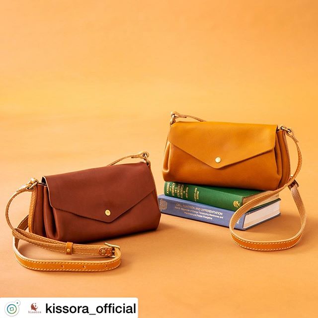 . 2019 Autumn ＆ Winter Collection エピカこまめなコロンショルダー。小物をきちんと整理整頓しながら収納できるかしこいコロンショルダーです。細かいところにも充分に気を配ってつくりました。スマホや鍵、財布、カードケースなど居場所がすっきり整然とするから一度持つときっと手放せなくなりますよ。コロンショルダー ¥16,000 +TAX .エピカとは・・・姫路産のオイルレザーを使用したシリーズ。ふんだんにオイルを含んだ革は、もっちりと手に吸い付くようなタッチ感の良さです。経年変化も存分に楽しめ、ほどよいシボ感も、革らしさを感じさせてくれるポイント。ショルダーなどの付属には、厚口のヌメを贅沢に一枚使いしています。 . .#kissora#キソラ#レザー#革#革製品#バッグ#財布#レザーグッズ#革小物#kisssorajp#リンネル#スカイツリー#東京ソラマチ#オーダーバッグ#タンナー#鞣し#ベジタブルタンニン#経年変化#ユニセックス#本革小物#Wallet#ウォレット#カラフル革小物#財布#自分らしさ#オリジナル小物#栃木レザー#オンリーワンギフト#オリジナル革小物#オーダーバッグ#麻素材バッグ#エイジング革小物