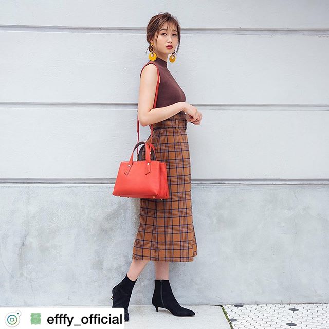 . 2019 Autumn ＆ Winter Collection .2way ショルダーバッグ.NS3-03  RDBR/BK/PBE/OWH/LGBE ¥25,000＋TAX .きちんとお出かけバッグ。 .ひとつは欲しいオーセンティックな2way ショルダーバッグ。日本製天然シュリンク牛革を贅沢に使っているからどこから見てもリッチな雰囲気。やわらかくキズがつきにくいのもうれしい。差し色カラーから定番カラーまでラインナップ。 .#efffy#エフィー#Wallet#ウォレット#革小物#財布#バッグ#ItalianMaterial#Pochette#ポシェット#ロングウォレット#二つ折り財布#ボックス型コイン財布#カラフル小物#春色財布#牛革財布#春夏新作革小物#2waybag#ホワイトリュックサック#牛革リュックサック#夏コーデ#牛革スムース素材#2wayボストンバッグ#赤バッグ#ベイクドカラー#ヤナギダマサミ#谷川りさこ