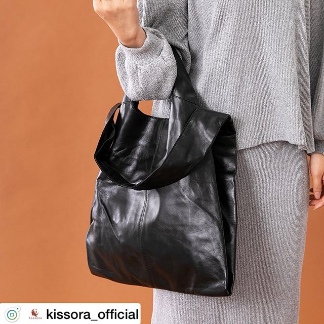 . 2019 Autumn ＆ Winter Collection カヴァッロⅡ許容範囲が大きいバッグ。それくらいの量ならよし！任せてと、言わんばかりの許容範囲のデカイバッグです。持ち手はショルダーもハンドバッグ持ちもできる2wayタイプ。荷物をたくさん収納しても軽い素材だから大丈夫！これからのマストになりそうです。2wayトート　¥23,000+TAX .カヴァッロⅡとは・・・Cavallo（カヴァッロ）はイタリア語で「馬」という意味。非常に軽く丈夫な馬革を使用したシリーズです。特性上、小さなバラ傷はありますがそれも魅力のひとつです。とても軽いのでデイリーユースとして活躍してくれること間違いなし。 . .#kissora#キソラ#レザー#革#革製品#バッグ#財布#レザーグッズ#革小物#kisssorajp#リンネル#スカイツリー#東京ソラマチ#オーダーバッグ#タンナー#鞣し#ベジタブルタンニン#経年変化#ユニセックス#本革小物#Wallet#ウォレット#カラフル革小物#財布#自分らしさ#オリジナル小物#栃木レザー#オンリーワンギフト#オリジナル革小物#オーダーバッグ#麻素材バッグ#エイジング革小物