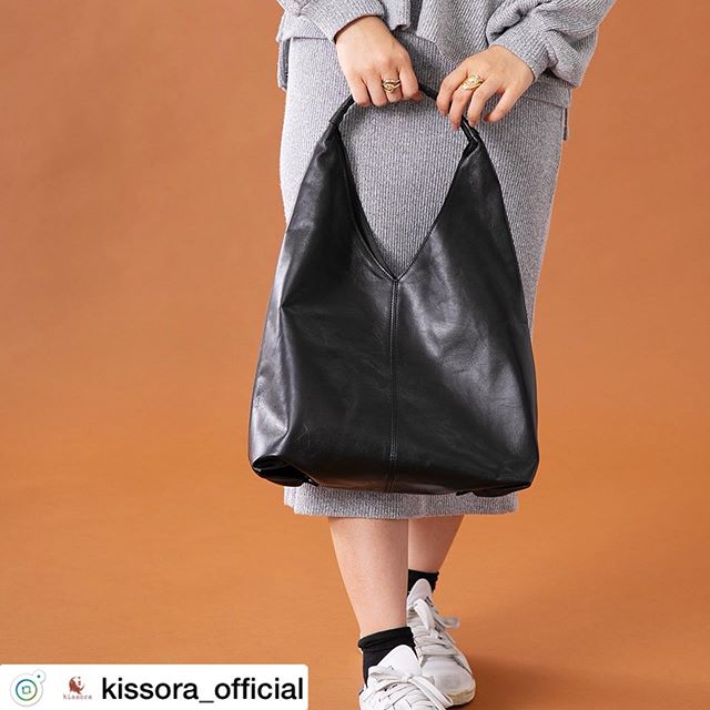 . 2019 Autumn ＆ Winter Collection カヴァッロⅡ魅了するVライン。肩に掛けるとからだのラインに心地よく沿うような感じ。Vラインをいかしたシンプルなデザインがとても洗練されている。荷物がわずかでも多くなっても持てばサマになる。そんないいコトいろいろのバッグです。ワンショルダー ¥18,000+TAX色展開：BLK / NVY.カヴァッロⅡとは・・・Cavallo（カヴァッロ）はイタリア語で「馬」という意味。非常に軽く丈夫な馬革を使用したシリーズです。特性上、小さなバラ傷はありますがそれも魅力のひとつです。とても軽いのでデイリーユースとして活躍してくれること間違いなし。 . .#kissora#キソラ#レザー#革#革製品#バッグ#財布#レザーグッズ#革小物#kisssorajp#リンネル#スカイツリー#東京ソラマチ#オーダーバッグ#タンナー#鞣し#ベジタブルタンニン#経年変化#ユニセックス#本革小物#Wallet#ウォレット#カラフル革小物#財布#自分らしさ#オリジナル小物#栃木レザー#オンリーワンギフト#オリジナル革小物#オーダーバッグ#麻素材バッグ#エイジング革小物
