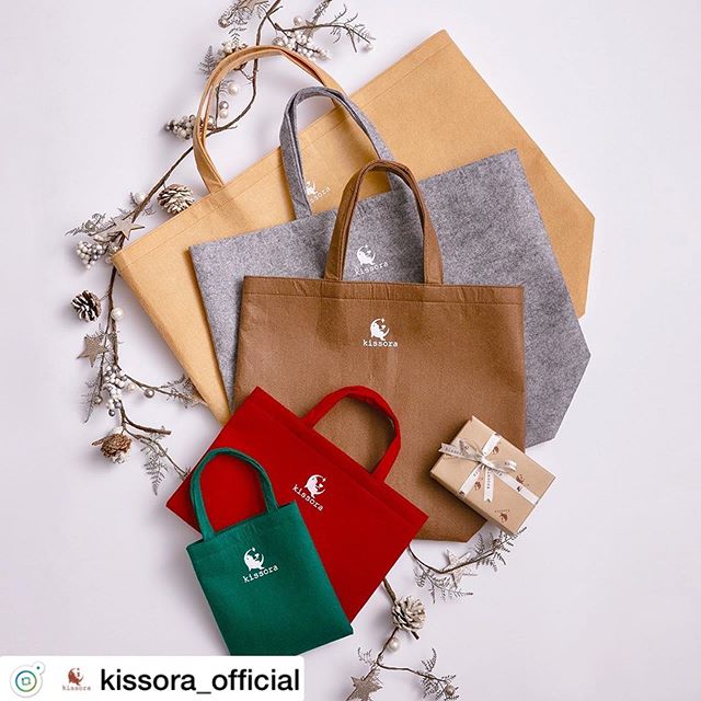 [kisssora_official]クリスマスギフトラッピングのお知らせ kissoraから心を込めて♪ .とっておきのギフトに特別感を添える限定ラッピングをご用意しています 。 .無くなり次第終了となります。お早めに！#kissora#キソラ#レザー#革#革製品#バッグ#財布#レザーグッズ#革小物#kisssorajp#リンネル#スカイツリー#東京ソラマチ#オーダーバッグ#タンナー#鞣し#ベジタブルタンニン#経年変化#ユニセックス#本革小物#Wallet#ウォレット#カラフル革小物#財布#自分らしさ#オリジナル小物#オンリーワンギフト#オリジナル革小物#クリスマスギフト#クリスマスラッピング