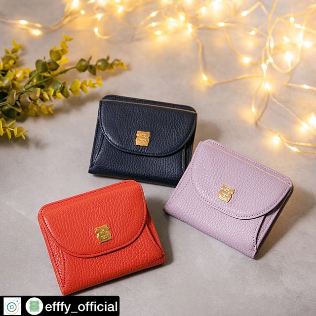 . Christmas gift Collection .二つ折り財布TK1-83 ¥10,000＋TAX .大好きな私色に出会う。使いやすくて、手にもなじみやすいイタリア製のシュリンクレザーの財布。カラーバリエも多彩だから好きな色が見つかるのもうれしい。来年はどの色でスタートする？イブの今日、手に入れるとさらにハッピーになれそう。素材/ITALY製シュリンク牛革#efffy#エフィー#革小物#財布#バッグ#ItalianMaterial#カラフル財布#牛革財布#秋冬新作革小物#2waybag#冬コーデ#牛革スムース素材#エナメル加工牛革財布#クリスマス小物#ロングウォレット#おとな長財布#カラフル財布#おしゃれ財布#クリスマスギフト#ピッグレザー財布#友禅染め小物