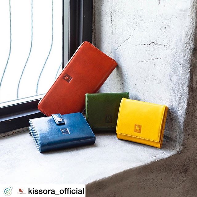 .[kissora_official] .「AMANO」KIVP-094(BLU) ¥15,000＋TAXKIVP-093(ORG) ¥17,000＋TAXKIVP-095(GRN・YEL)　¥12,500＋TAX .艶を楽しむ。.Amano(アマノ)とは、「手仕事」の意味。牛革の銀面にアイロンをあてて、まるで鏡面のようなツヤを表現しました。ハリのある艶っぽい質感とシックに輝く光沢が特徴的なイタリアンレザーは、使い込むのがより一層楽しみになる革です。深い色合いがそこはかとなく色気を感じさせてくれます。#kissora#キソラ#レザー#革#革製品#バッグ#財布#レザーグッズ#革小物#kisssorajp#リンネル#スカイツリー#東京ソラマチ#オーダーバッグ#タンナー#鞣し#ベジタブルタンニン#経年変化#ユニセックス#本革小物#Wallet#ウォレット#カラフル革小物#財布#自分らしさ#オリジナル小物#オンリーワンバッグ#オリジナル革小物#オーダーバッグ