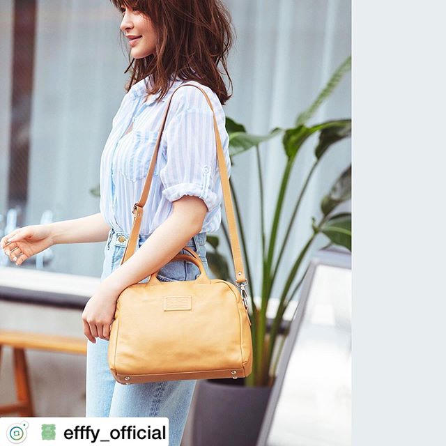 . efffy 2020 Spring ＆ Summer New Collection 2WAYボストンバッグ  MIC2-05 ￥24,000＋TAX今欲しいのは、春カラーのタウンボストン。大きすぎない小さすぎないちょうどいいサイズ感のタウンボストン。春コーデに似合うやわらかカラーが素敵。ショルダーストラップを付けて2wayで使用可能。シンプルなフォルムに特別な技法でほどこしたefffyの立体的なネームプレートがデザインポイント。ITALYファクトリーブランド IO PELLEとのコラボレーションモデルです。.素材/ITALY製スムース牛革#efffy#エフィー#革小物#革トート#ItalianMaterial#カラフル小物#ITALY製シュリンク牛革#春夏新作バッグ#春夏コーデ#春夏大人バッグ#春夏トートバッグ#コンビカラーバッグ#バイカラーリュック#オトナのリュック#ショルダーバッグ#ハンドバッグ#タウンボストン#野崎萌香#nozakimoeka