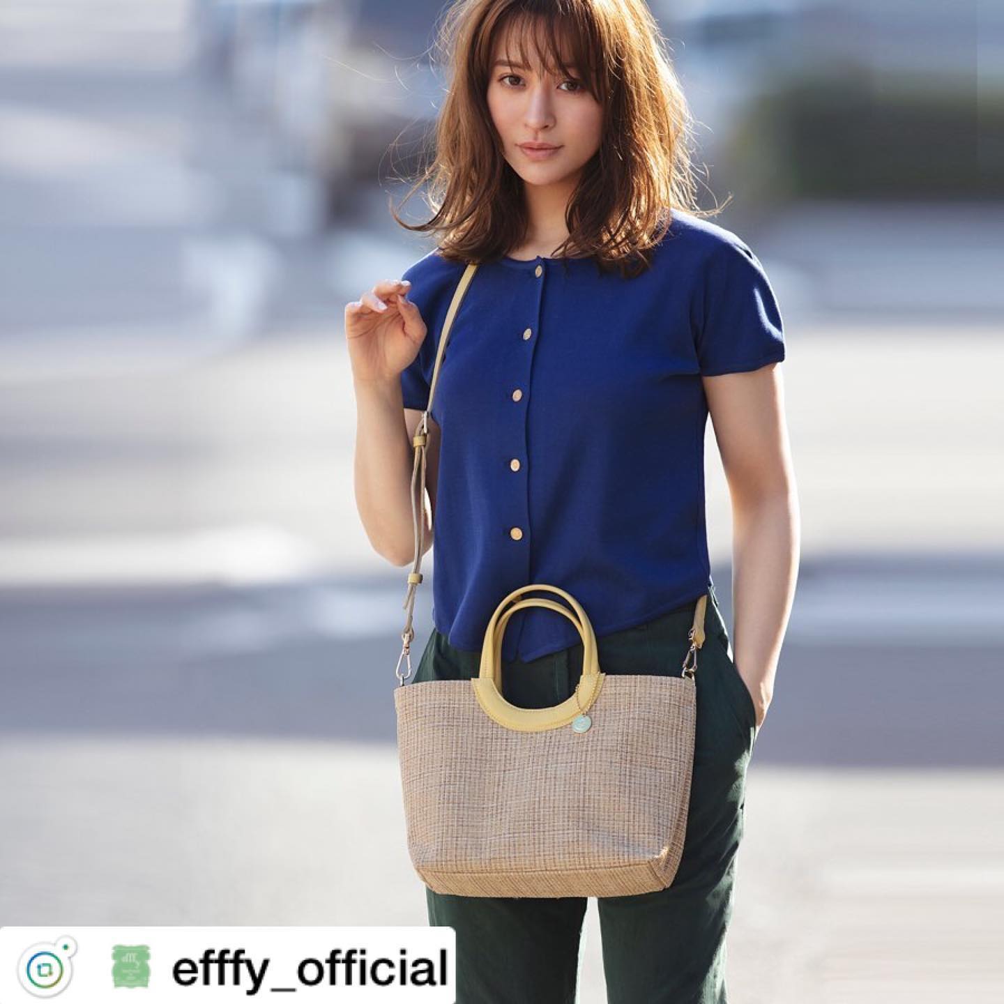 .【efffy】2020SS NEW COLLECTION ..〈2WAY HANDBAG〉HS2-14 ¥10,000＋TAX素材:PVC×イタリア製シュリンク牛革インテリア用品に使用される頑丈なPVCファブリック。清涼感のあるメッシュの様な表情が特徴です。リングタイプのITALY製牛革のハンドルがデザインポイント#エフィー #efffy #革小物 #革トート #ItalianMaterial #ITALY製シュリンク牛革 #春夏新作バッグ#春夏コーデ#春夏大人バッグ#春夏トートeバッグ #コンビカラーバッグ#バイカラーリュック#オトナのリュック#フリンジバッグ#ショルダーバッグ#ハンドバッグ#野崎萌香 #nozakimoeka#moeka_nozaki
