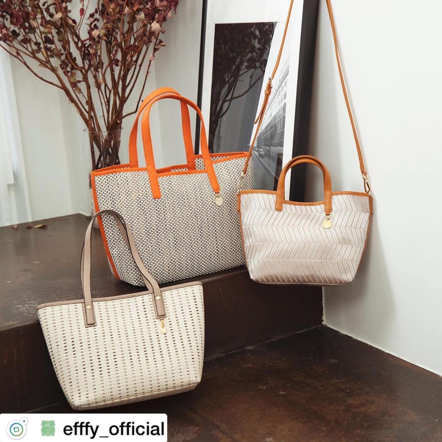 .【efffy】2020SS NEW COLLECTION ..〈TOTE BAG IV〉HS2-13 ¥13,800＋TAX ..〈TOTE BAG GR〉HS2-11 ¥11,500＋TAX ..〈2WAY TOTE BAG CAM〉HS2-12 ¥10,500＋TAX素材:PVC×イタリア製シュリンク牛革インテリア用品に使用される頑丈なPVCファブリック。トリミングで使用したITALY製牛革がデザインポイント。#エフィー #efffy #革小物 #革トート #ItalianMaterial #ITALY製シュリンク牛革 #春夏新作バッグ#春夏コーデ#春夏大人バッグ#春夏トートeバッグ #コンビカラーバッグ#バイカラーリュック#オトナのリュック#フリンジバッグ#ショルダーバッグ#ハンドバッグ