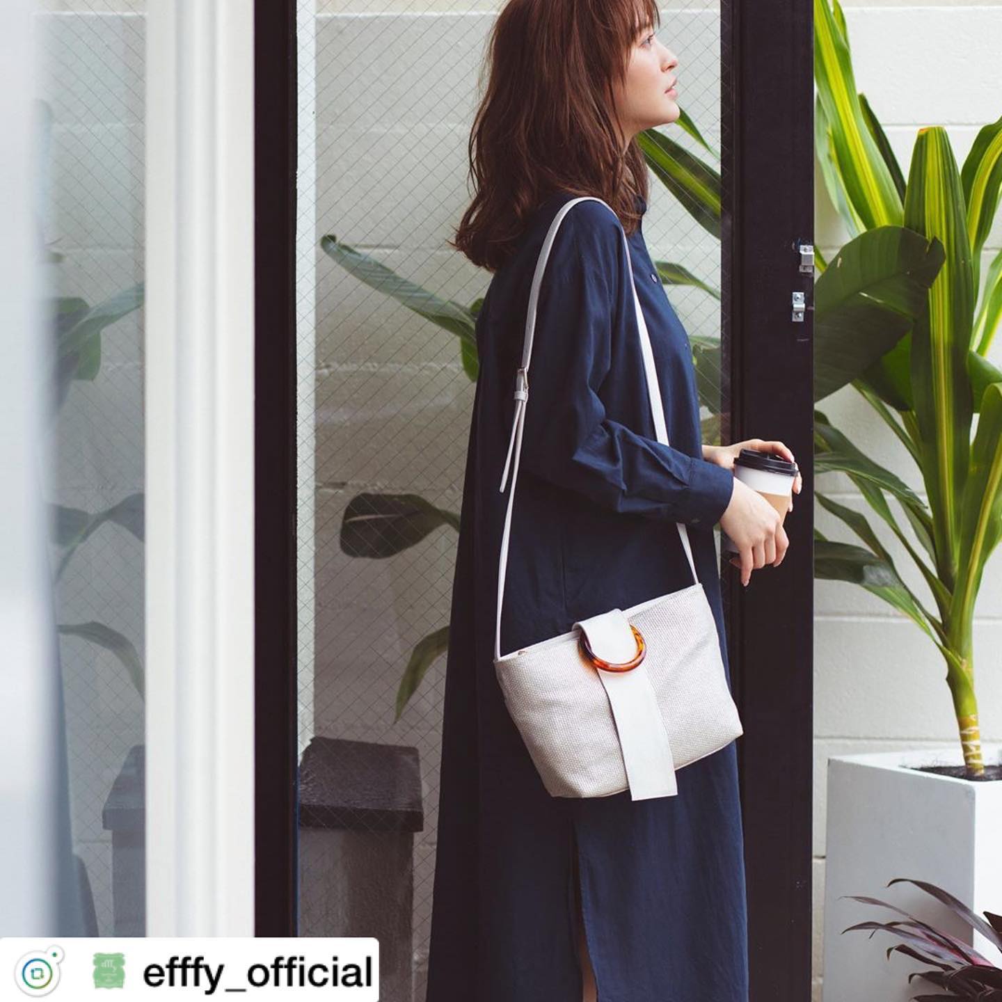 .【efffy】2020SS NEW COLLECTION ..〈SHOULDER BAG〉NS3-18 ¥13,800＋TAX素材:メタリックプリントコットン&ジュード×日本製天然シュリンク牛革コットンとジュード(麻)の混紡素材。箔プリントを施したほのかなメタリック感が特徴です。べっ甲調のリングがデザインポイント◎#エフィー #efffy #革小物 #革トート #ItalianMaterial #ITALY製シュリンク牛革 #春夏新作バッグ#春夏コーデ#春夏大人バッグ#春夏トートeバッグ #コンビカラーバッグ#バイカラーリュック#オトナのリュック#フリンジバッグ#ショルダーバッグ#ハンドバッグ#野崎萌香 #nozakimoeka#moeka_nozaki