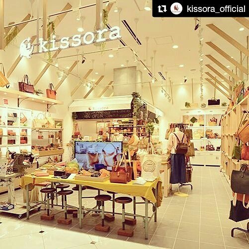 #Repost @kissora_official with @repostapp・・・・・・【kissora 熊本】 New Open！・・4/27(水)、熊本下通りにできた商業施設、COCOSAの1Fに、新店舗、kissora熊本店がオープンしました。・熊本限定のくま◯ンカラーのお財布や小物も展開。・オープン記念ノベルティもご用意しております♪・ご来店お待ちしております。・・・COCOSA  http://cocosa.jp/shop/kissora/・・kissora  http://kissora.jp・・・#kissora#キソラ#レザー#革#革製品#バッグ#財布#レザーグッズ#革小物#kissorajp#経年変化#スカイツリー#東京ソラマチ#ベジタブルタンニン#ekissora#エキソラ#ミネルバボックス#オーダー#お土産#ヌメ革#ステーショナリー#ナチュラル#贈り物#プレゼント#くまモン#名入れ#オーダーバッグ#下通り#COCOSA