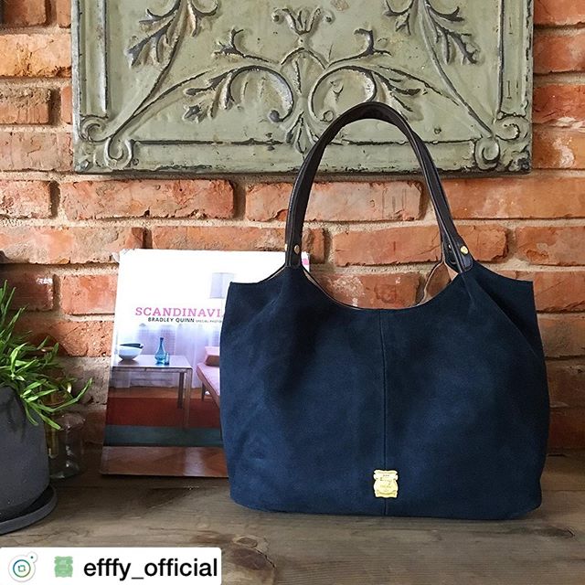 #repost @efffy_official .2019 Autumn ＆ Winter Collection .トートバッグMF1-06  CAM/PU/BE/NV/KH ¥13,000＋TAX.カラフルかわいい、定番のスエードトート。・ずっと人気のefffy定番のスエードトート。しっかり収納できるちょうどいいサイズ感。カラーバリエも多彩だからお気に入りがみつかる。この秋冬はどのカラーが気分!? .素材/日本製撥水スエード#efffy#エフィー#革小物#財布#バッグ#ItalianMaterial#Pochette#カラフル小物#牛革財布#秋冬新作革小物#2waybag#秋冬コーデ#牛革スムース素材#2wayトートバッグ#エナメルバッグ#フラワープリントバッグ#スクエアトートバッグ#縦型トートバッグ#スエードバッグ
