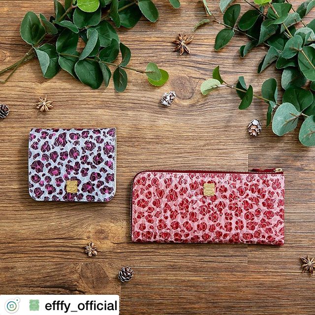. Christmas gift Collection .Lファスナー長財布NW1-23 ¥13,000＋TAX二つ折り財布NW1-24 ¥11,500＋TAX .エフィだけのレオパード。かわいい系のカラーリングで気分も上がるエフィオリジナルのレオパード。友禅染めのピッグレザーなので手になじみやすいのもうれしい。他のレオパードと差をつけたいならこれで決まり！素材/日本製オリジナルレオパードプリント友禅染ピッグレザー#efffy#エフィー#革小物#財布#バッグ#ItalianMaterial#カラフル財布#牛革財布#秋冬新作革小物#2waybag#冬コーデ#牛革スムース素材#エナメル加工牛革財布#クリスマス小物#ロングウォレット#おとな長財布#カラフル財布#おしゃれ財布#クリスマスギフト#ピッグレザー財布#友禅染め小物