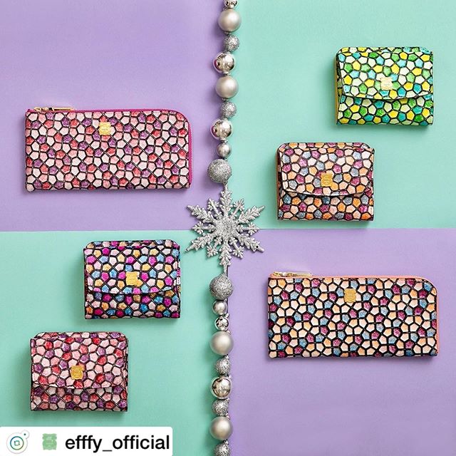 . Christmas gift Collection .Lファスナー長財布 IN3-21 ¥13,500＋TAX二つ折り財布IN3-22 ¥12,500＋TAX .美しい色と過ごすイブ。ロマンティックにきらめくステンドグラスのようなウォレット。カラーバリエも多彩なので選ぶ楽しみも広がりそう。一年がんばった自分へのご褒美にいいかも。素材/ITALY製エンボス加工牛革#efffy#エフィー#革小物#財布#バッグ#ItalianMaterial#カラフル財布#牛革財布#秋冬新作革小物#2waybag#冬コーデ#牛革スムース素材#エナメル加工牛革財布#クリスマス小物#ロングウォレット#おとな長財布#カラフル財布#おしゃれ財布#クリスマスギフト#ピッグレザー財布