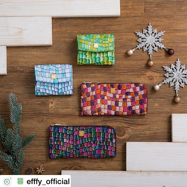 . Christmas gift Collection .L字ロングウォレットIN3-12 ¥13,000＋TAXミニウォレットIN3-14 ¥1,2000＋TAX . .きらめく季節に、ときめきのウォレット。まるでイルミネーションの輝きのような美しい色彩のウォレット。きらめきを持つだけで運気は上がる！？選ぶ楽しみも大きくなりそう。大切な人へ、自分へ。素材/ITALY製エンボス加工エナメル牛革#efffy#エフィー#革小物#財布#バッグ#ItalianMaterial#カラフル財布#牛革財布#秋冬新作革小物#2waybag#秋冬コーデ#牛革スムース素材#エナメル加工牛革財布#クリスマス小物#ロングウォレット#おとな長財布#カラフル財布#おしゃれ財布#クリスマスギフト#幸運財布