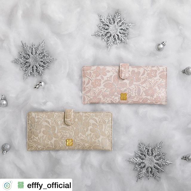 . Christmas gift Collection .フラットロングウォレットTK1-98 ¥7,800＋TAX . .花束のようなウォレット。まるでブーケのような美しいウォレット。毎日持ち歩くだけで気分も上がりそう。2020年に向けてお財布も新しく。ほら、毎日いいことが起こりそう。クリスマスギフトにも素敵。素材/日本製フラワー、エンボス加工牛革#efffy#エフィー#革小物#財布#バッグ#ItalianMaterial#Pochette#カラフル小物#牛革財布#秋冬新作革小物#2waybag#秋冬コーデ#牛革スムース素材#エナメル加工牛革財布#クリスマス小物#ロングウォレット#おとな長財布#カラフル財布#おしゃれ財布#クリスマスギフト#幸運財布
