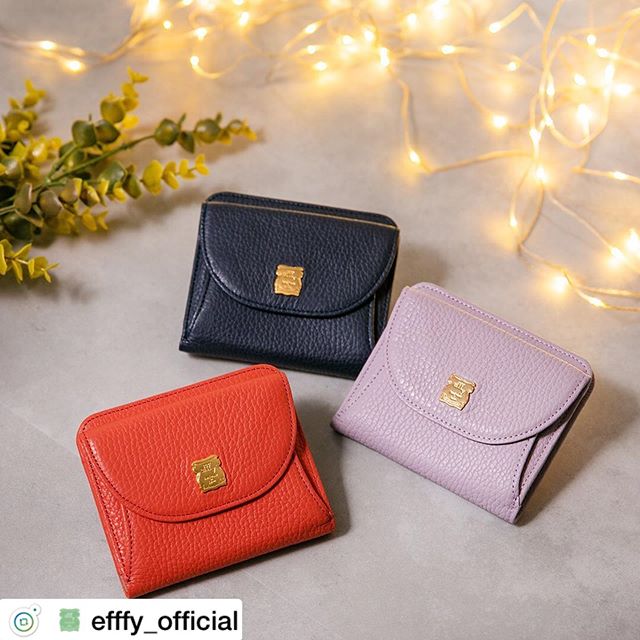 . Christmas gift Collection .二つ折り財布TK1-83 ¥10,000＋TAX .大好きな私色に出会う。使いやすくて、手にもなじみやすいイタリア製のシュリンクレザーの財布。カラーバリエも多彩だから好きな色が見つかるのもうれしい。来年はどの色でスタートする？イブの今日、手に入れるとさらにハッピーになれそう。素材/ITALY製シュリンク牛革#efffy#エフィー#革小物#財布#バッグ#ItalianMaterial#カラフル財布#牛革財布#秋冬新作革小物#2waybag#冬コーデ#牛革スムース素材#エナメル加工牛革財布#クリスマス小物#ロングウォレット#おとな長財布#カラフル財布#おしゃれ財布#クリスマスギフト#ピッグレザー財布#友禅染め小物