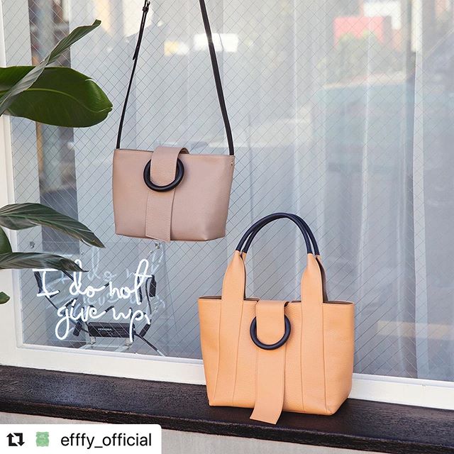 #Repost @efffy_official with @make_repost・・・. efffy 2020 Spring ＆ Summer New Collection ハンドバッグ  NS3-14 ￥22,000＋TAXショルダーバッグ  NS3-15 ￥19,000＋TAX持ちやすいスクエアが大人気。去年の秋冬に大人気だったバッグにNEW COLORが登場。四角いフォルムに丸いチャームがとても印象的。荷物が入れやすく出しやすいデザインなので通勤にもぴったりです。素材/日本製天然シュリンク牛革×日本製ヌメ牛革#efffy#エフィー#革小物#革トート#ItalianMaterial#カラフル小物#ITALY製シュリンク牛革#春夏新作バッグ#春夏コーデ#春夏大人バッグ#春夏トートバッグ#コンビカラーバッグ#バイカラーリュック#オトナのリュック#フリンジバッグ#ショルダーバッグ#ハンドバッグ#タウンボストン