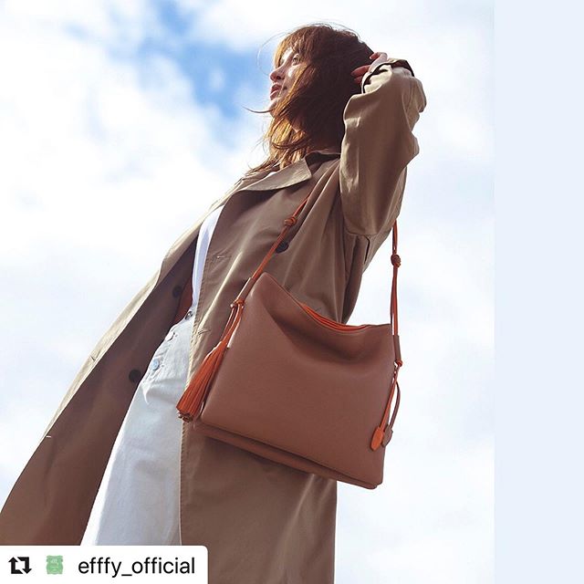 #Repost @efffy_official with @make_repost・・・. [efffy official]2020 Spring＆Ｓummer NEW COLLECTIONどこまでもやさしいバッグ。ふかふかの日本製シュリンク牛革のバッグ。とてもやわらかだから持ちやすくてストレスフリー。シンプルなフォルムに結んだカラーコンビの細めのショルダー＆タッセルがデザインポイント。#efffy#エフィー#革小物#革トート#ItalianMaterial#カラフル小物#ITALY製シュリンク牛革#春夏新作バッグ#春夏コーデ#春夏大人バッグ#春夏トートバッグ#コンビカラーバッグ#バイカラーリュック#オトナのリュック#フリンジバッグ#ショルダーバッグ#ハンドバッグ#タウンボストン#野崎萌香 #moeka_nozaki
