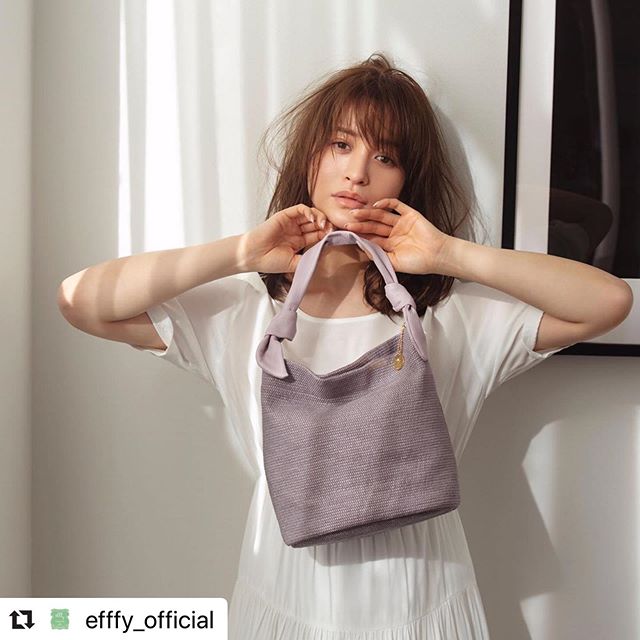 #Repost @efffy_official with @make_repost・・・.【efffy】2020SS NEW COLLECTION ..〈2WAY SHOULDER BAG〉MF1-30 ¥12,000＋TAXパルプから数工程を経て生み出されたエコ素材イタリアならではのカラーリングと軽さ、ソフト感が特徴です(弱撥水加工済)結んだITALY製牛革のハンドルがデザインポイント#エフィー #efffy #革小物 #革トート #ItalianMaterial #ITALY製シュリンク牛革 #春夏新作バッグ#春夏コーデ#春夏大人バッグ#春夏トートeバッグ #コンビカラーバッグ#バイカラーリュック#オトナのリュック#フリンジバッグ#ショルダーバッグ#ハンドバッグ