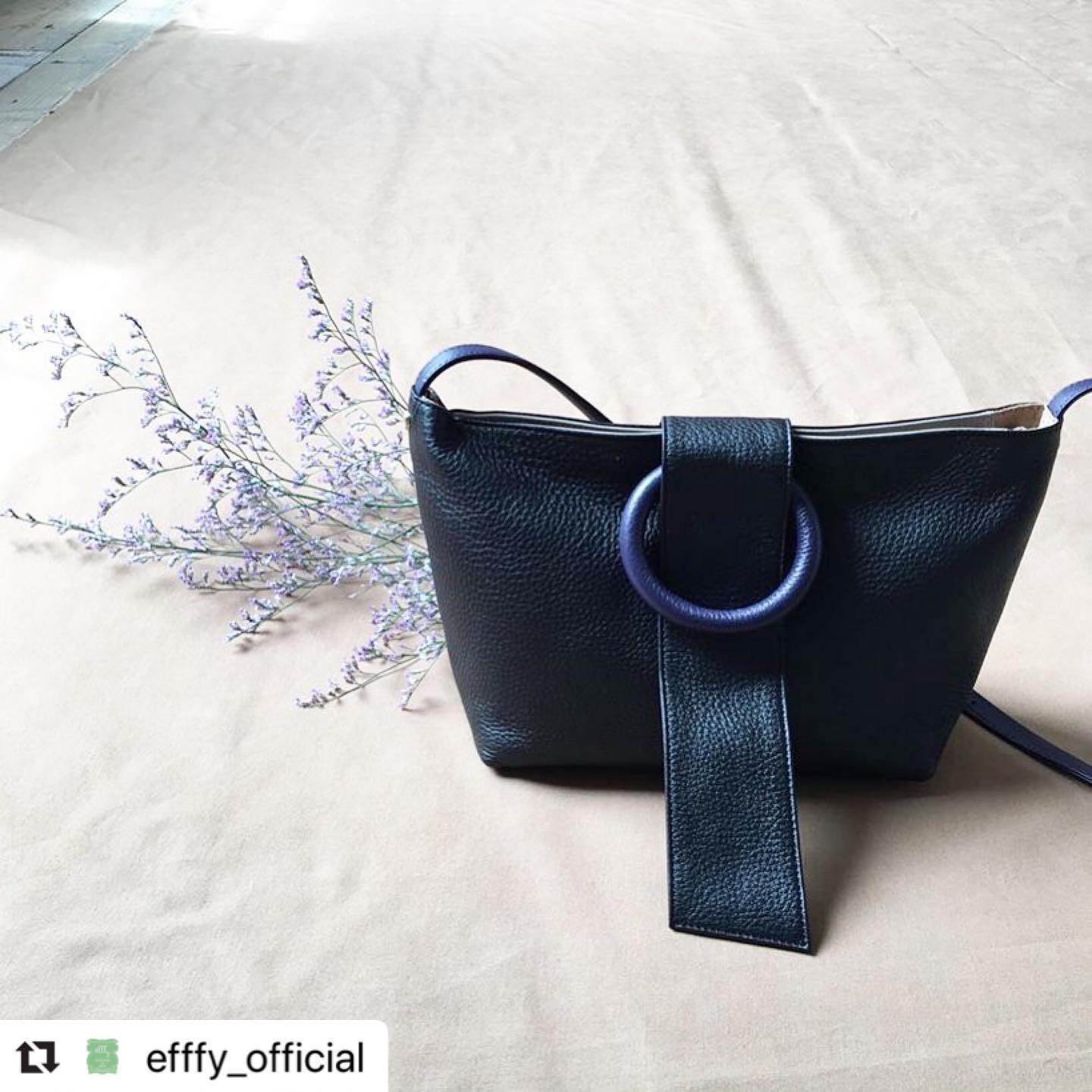 #Repost @efffy_official with @make_repost・・・.【efffy】STANDARD COLLECTION 〈SHOULDER BAG〉NS3-15 ¥19,000＋TAX素材:日本製天然シュリンク牛革×日本製ヌメ牛革大好評を得ている定番ショルダーフロントのリングモチーフがアクセントに◎#エフィー #efffy #革小物 #革トート #ItalianMaterial #ITALY製シュリンク牛革 #春夏新作バッグ#春夏コーデ#春夏大人バッグ#春夏トートeバッグ #コンビカラーバッグ#バイカラーリュック#オトナのリュック#フリンジバッグ#ショルダーバッグ#ハンドバッグ