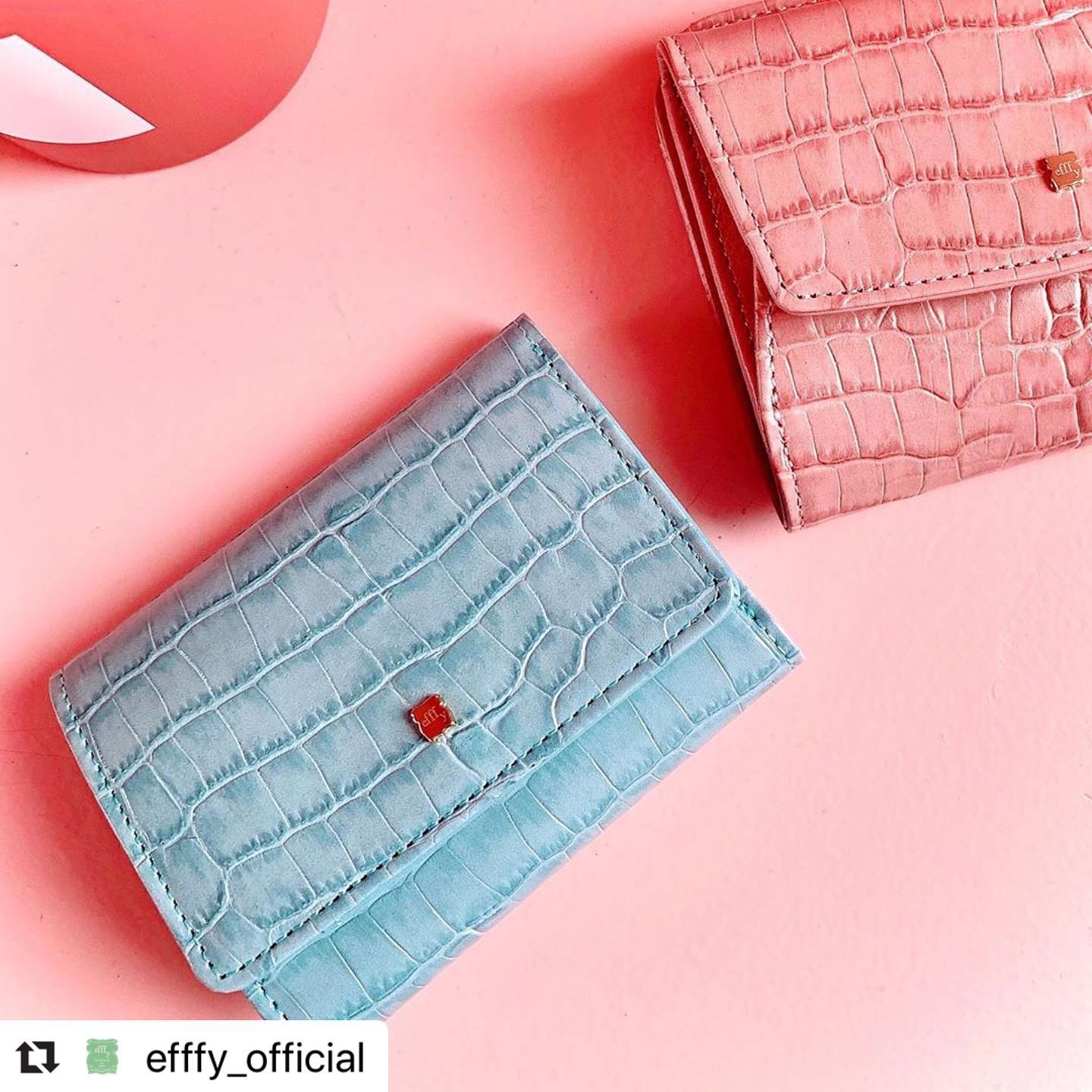 #Repost @efffy_official with @make_repost・・・.【efffy】2020SS NEW COLLECTION 〈がま口三つ折りウォレット〉IN4-01 ¥10,000＋TAX素材:日本製クロコエンボス加工牛革透明感のある発色が特徴な、日本製クロコエンボス加工牛革を使用スモールプレートがフェミニンな印象◎人気の三つ折りがま口ウォレットです♪#エフィー #efffy #革小物 #革トート #ItalianMaterial #ITALY製シュリンク牛革 #春夏新作バッグ#春夏コーデ#春夏大人バッグ#春夏トートeバッグ #コンビカラーバッグ#バイカラーリュック#オトナのリュック#フリンジバッグ#ショルダーバッグ#ハンドバッグ