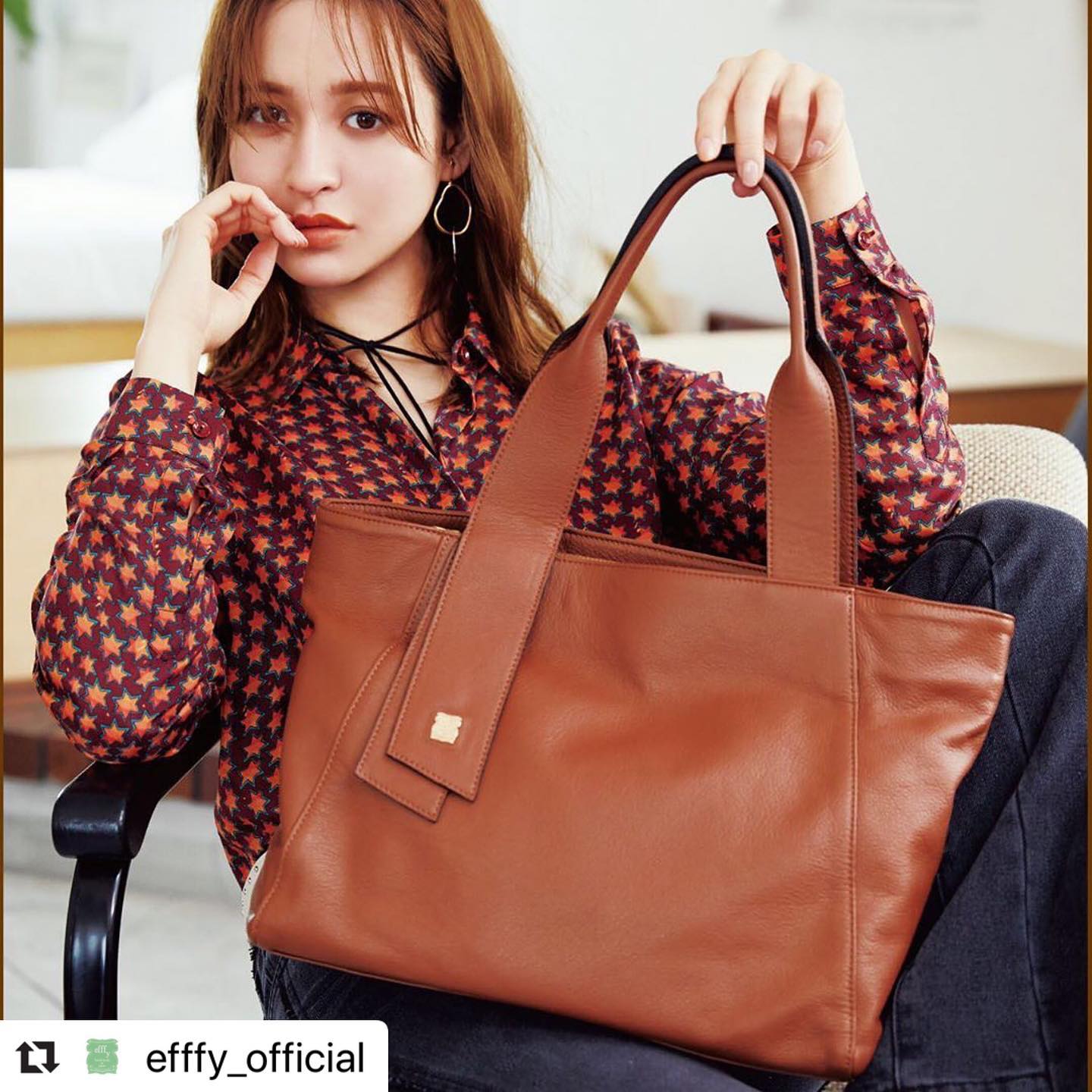 #Repost @efffy_official with @make_repost・・・.【efffy】2020AW NEW COLLECTION しなやかで柔らかい風合いで軽量なイタリア製スムース牛革を使用したA4トートバッグ。シンプルなフォルムの片側に垂らしたリボン状の帯がデザインポイントです。〈TOTE BAG〉STYLE No. / IS1-12PRICE / ¥24,000＋TAXCOLOR /  BRMATERIAL / ITALY製スムース牛革#エフィー #efffy #サックスバー #sacsbar #leatherbag #革トートバッグ #レザートート #totebag #レザーバッグ #秋冬新作バッグ#秋冬コーデ#秋コーディネート #冬コーディネート #新作バッグ#野崎萌香 #nozakimoeka #moeka_nozaki#モデル#かわいい#オフィスカジュアル