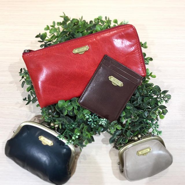 革バッグ・革財布・efffy．エフィーズクローゼットから馬革シリーズです手に馴染みやすく軽いのが特徴ですそれだけではなく色の発色も良く綺麗なのでつい手に取りたくなるような雰囲気があります️．L字ファスナー¥11000+taxがま口（大）¥5600+taxがま口（小）¥4600+taxパスケース¥4500+tax．#efffy_official #efffys_closet_official #efffys_closet_yokohama #日本製 #馬革 #エフィー #キソラ #財布 #小物 #横浜ジョイナス #横浜 #軽い #オシャレ #がま口 #パスケース #サックスバー #夏くじ #本革