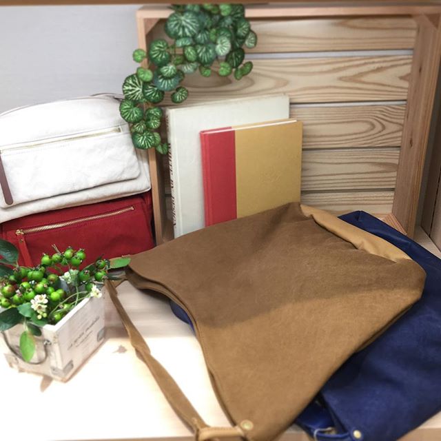 革バッグ・革財布・efffy．当店大人気kissoraのコトーネシリーズです️こちらは本体がコットン素材で持ち手や底が牛革になっていてとても使い易く軽いですそれだけではなく容量も良いので是非一度お越しください．ジョイナス夏くじキャンペーン6月18日までとなっております️どなたでもチャンスがあるのでお早めに．ショルダー¥7500+taxワンショルダー¥7000+tax．#efffy_official #efffys_closet_official #efffys_closet_yokohama #エフィー #キソラ #kissora #madeinjapan #サックスバー #コットン素材 #牛革 #春夏 #休日コーデ #軽いバッグ #オシャレ #かわいい #バッグ #ショルダーバッグ #横浜ジョイナス #横浜市 #人気商品 #夏くじ #安い