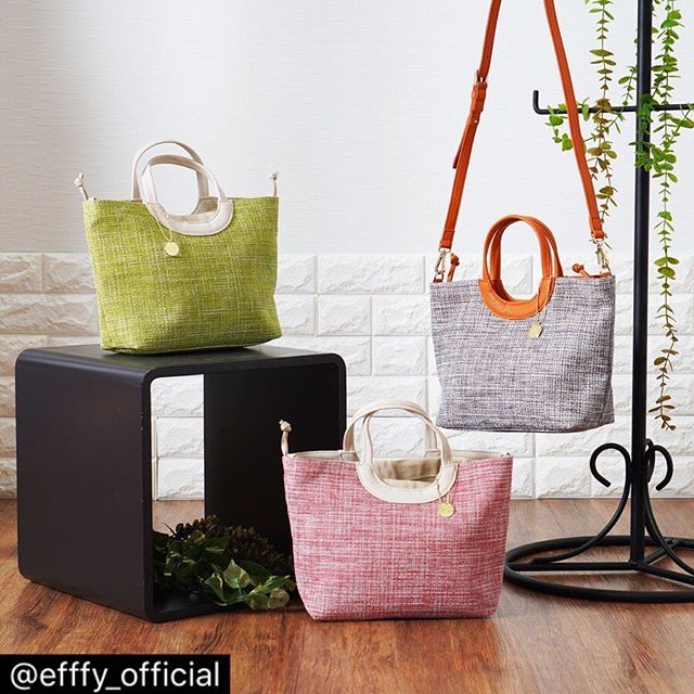 .【efffy】2020SS NEW COLLECTION ..〈2WAY HANDBAG〉HS2-14 ¥10,000＋TAX素材:PVC×イタリア製シュリンク牛革インテリア用品に使用される頑丈なPVCファブリック。清涼感のあるメッシュの様な表情が特徴です。リングタイプのITALY製牛革のハンドルがデザインポイント#エフィー #efffy #革小物 #革トート #ItalianMaterial #ITALY製シュリンク牛革 #春夏新作バッグ#春夏コーデ#春夏大人バッグ#春夏トートeバッグ #コンビカラーバッグ#バイカラーリュック#オトナのリュック#フリンジバッグ#ショルダーバッグ#ハンドバッグ#野崎萌香 #nozakimoeka#moeka_nozaki