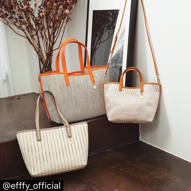 .【efffy】2020SS NEW COLLECTION ..〈TOTE BAG IV〉HS2-13 ¥13,800＋TAX ..〈TOTE BAG GR〉HS2-11 ¥11,500＋TAX ..〈2WAY TOTE BAG CAM〉HS2-12 ¥10,500＋TAX素材:PVC×イタリア製シュリンク牛革インテリア用品に使用される頑丈なPVCファブリック。トリミングで使用したITALY製牛革がデザインポイント。#エフィー #efffy #革小物 #革トート #ItalianMaterial #ITALY製シュリンク牛革 #春夏新作バッグ#春夏コーデ#春夏大人バッグ#春夏トートeバッグ #コンビカラーバッグ#バイカラーリュック#オトナのリュック#フリンジバッグ#ショルダーバッグ#ハンドバッグ