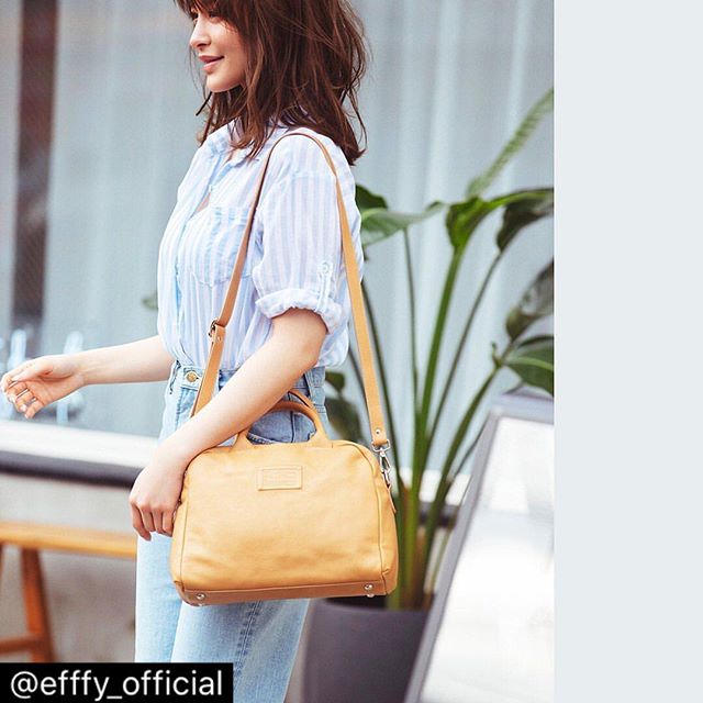 . efffy 2020 Spring ＆ Summer New Collection 2WAYボストンバッグ  MIC2-05 ￥24,000＋TAX今欲しいのは、春カラーのタウンボストン。大きすぎない小さすぎないちょうどいいサイズ感のタウンボストン。春コーデに似合うやわらかカラーが素敵。ショルダーストラップを付けて2wayで使用可能。シンプルなフォルムに特別な技法でほどこしたefffyの立体的なネームプレートがデザインポイント。ITALYファクトリーブランド IO PELLEとのコラボレーションモデルです。.素材/ITALY製スムース牛革#efffy#エフィー#革小物#革トート#ItalianMaterial#カラフル小物#ITALY製シュリンク牛革#春夏新作バッグ#春夏コーデ#春夏大人バッグ#春夏トートバッグ#コンビカラーバッグ#バイカラーリュック#オトナのリュック#ショルダーバッグ#ハンドバッグ#タウンボストン#野崎萌香#nozakimoeka