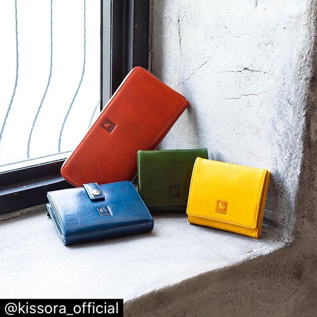 .[kissora_official] .「AMANO」KIVP-094(BLU) ¥15,000＋TAXKIVP-093(ORG) ¥17,000＋TAXKIVP-095(GRN・YEL)　¥12,500＋TAX .艶を楽しむ。.Amano(アマノ)とは、「手仕事」の意味。牛革の銀面にアイロンをあてて、まるで鏡面のようなツヤを表現しました。ハリのある艶っぽい質感とシックに輝く光沢が特徴的なイタリアンレザーは、使い込むのがより一層楽しみになる革です。深い色合いがそこはかとなく色気を感じさせてくれます。#kissora#キソラ#レザー#革#革製品#バッグ#財布#レザーグッズ#革小物#kisssorajp#リンネル#スカイツリー#東京ソラマチ#オーダーバッグ#タンナー#鞣し#ベジタブルタンニン#経年変化#ユニセックス#本革小物#Wallet#ウォレット#カラフル革小物#財布#自分らしさ#オリジナル小物#オンリーワンバッグ#オリジナル革小物#オーダーバッグ