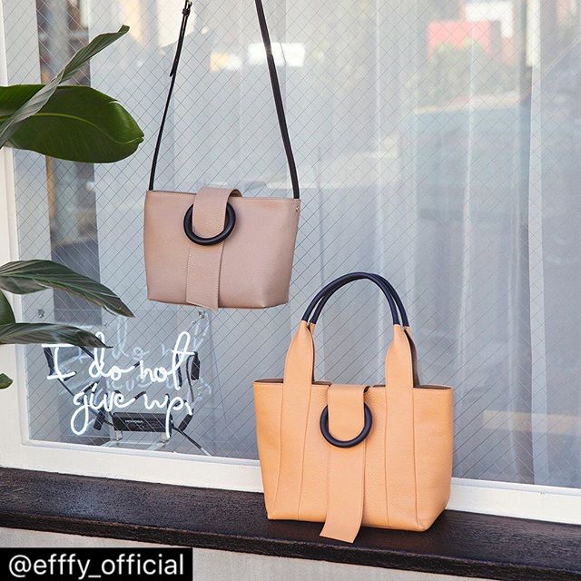 . efffy 2020 Spring ＆ Summer New Collection ハンドバッグ  NS3-14 ￥22,000＋TAXショルダーバッグ  NS3-15 ￥19,000＋TAX持ちやすいスクエアが大人気。去年の秋冬に大人気だったバッグにNEW COLORが登場。四角いフォルムに丸いチャームがとても印象的。荷物が入れやすく出しやすいデザインなので通勤にもぴったりです。素材/日本製天然シュリンク牛革×日本製ヌメ牛革#efffy#エフィー#革小物#革トート#ItalianMaterial#カラフル小物#ITALY製シュリンク牛革#春夏新作バッグ#春夏コーデ#春夏大人バッグ#春夏トートバッグ#コンビカラーバッグ#バイカラーリュック#オトナのリュック#フリンジバッグ#ショルダーバッグ#ハンドバッグ#タウンボストン