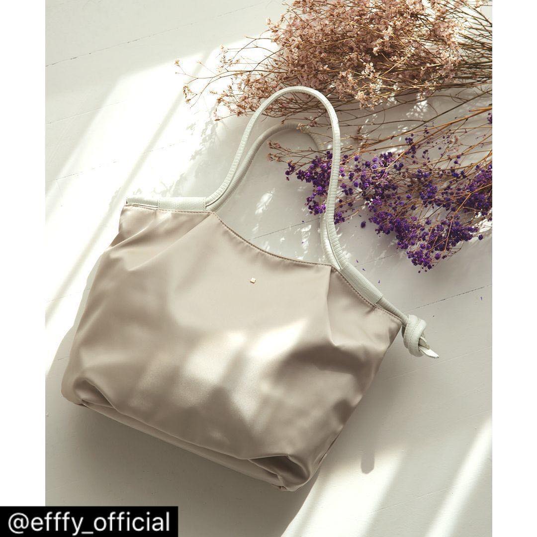 .【efffy】2020SS NEW COLLECTION ..〈TOTE BAG〉TS2-14 ¥14,500＋TAX素材:ナイロン×日本製リザードエンボス加工牛革高密で落ち着いた光沢の高級感のある66ナイロンツイルに、日本製リザードエンボス加工牛革を使用。シンプルなフォルムにサイドを結んだ革ハンドルがデザインポイント◎A4ファイルが収納出来、弱撥水加工なので雨の日も便利♪#エフィー #efffy #革小物 #革トート #ItalianMaterial #ITALY製シュリンク牛革 #春夏新作バッグ#春夏コーデ#春夏大人バッグ#春夏トートeバッグ #コンビカラーバッグ#バイカラーリュック#オトナのリュック#フリンジバッグ#ショルダーバッグ#ハンドバッグ