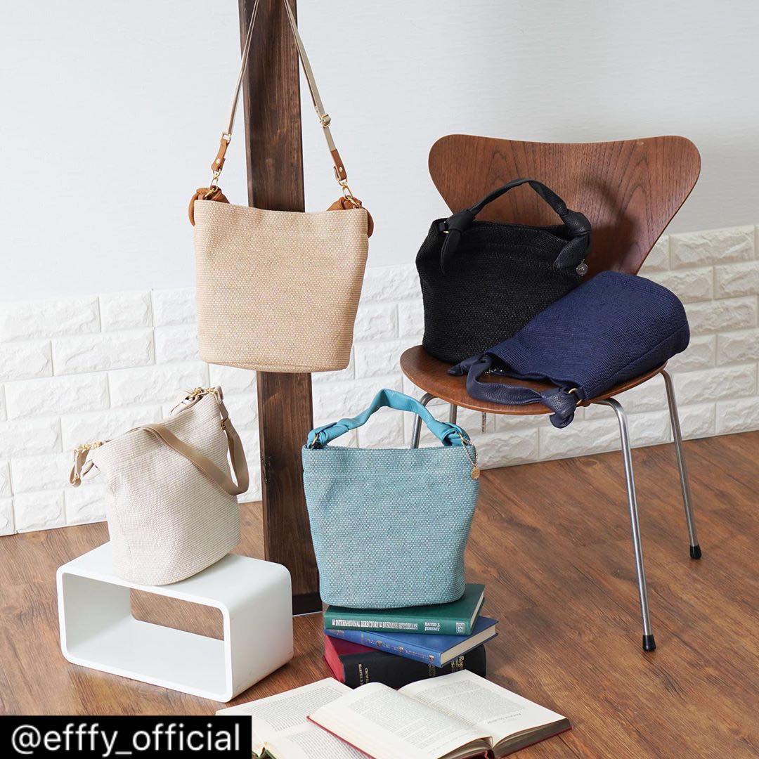 .【efffy】2020SS NEW COLLECTION ..〈2WAY SHOULDER BAG〉MF1-30 ¥12,000＋TAXパルプから数工程を経て生み出されたエコ素材イタリアならではのカラーリングと軽さ、ソフト感が特徴です(弱撥水加工済)結んだITALY製牛革のハンドルがデザインポイント#エフィー #efffy #革小物 #革トート #ItalianMaterial #ITALY製シュリンク牛革 #春夏新作バッグ#春夏コーデ#春夏大人バッグ#春夏トートeバッグ #コンビカラーバッグ#バイカラーリュック#オトナのリュック#フリンジバッグ#ショルダーバッグ#ハンドバッグ
