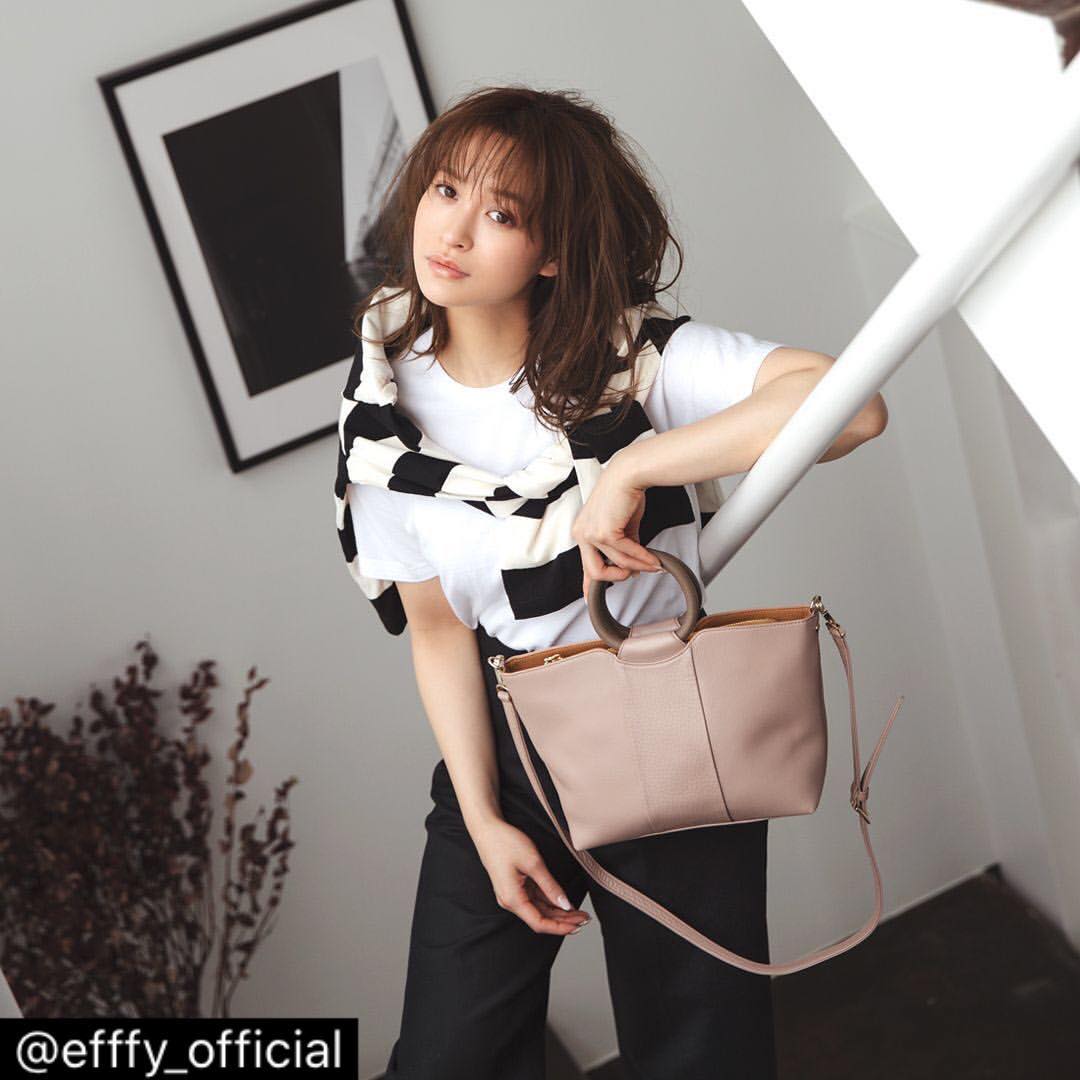 .【efffy】2020SS NEW COLLECTION ..〈2WAY HANDBAG〉NS3-06 ¥22,500＋TAX素材：日本製天然シュリンク牛革×日本製牛革リングモチーフをハンドルに用いた新作アイテム♪あおりポケットを搭載し収納力も抜群です◎#efffy #エフィー #革小物 #革トート #ItalianMaterial #ITALY製シュリンク牛革 #春夏新作バッグ#春夏コーデ#春夏大人バッグ#春夏トートバッグ#コンビカラーバッグ#バイカラーリュック#オトナのリュック#フリンジバッグ#ショルダーバッグ#ハンドバッグ#野崎萌香#nozakimoeka#nozaki_moeka